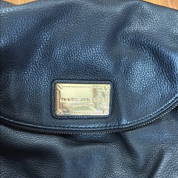 Marc Jacobs Leather Black Crossbody Bag with Adjustable Strap and Slouchy Design - Picture 2 of 11